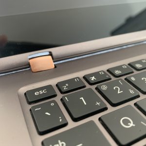 Výmena zlomených pántov na laptope